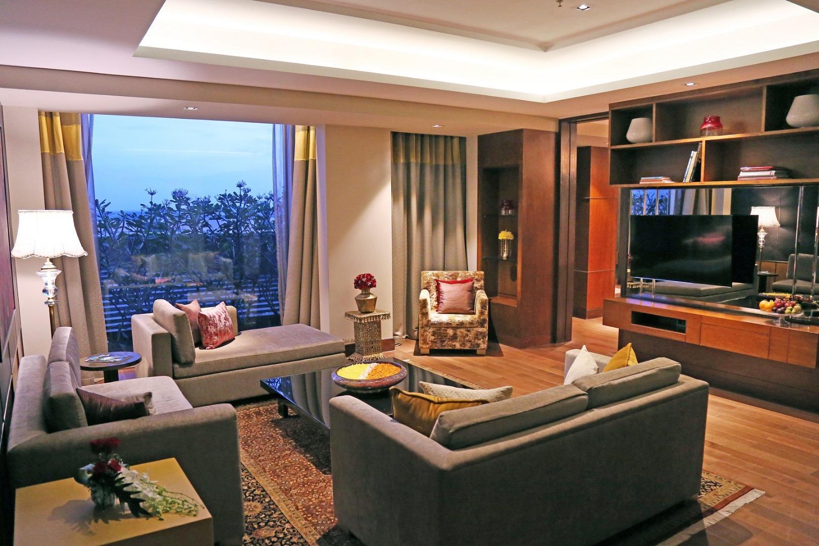 Taj Bangalore Devanahalli Екстериор снимка A living room in a suite at the Taj Mahal Palace, Mumbai