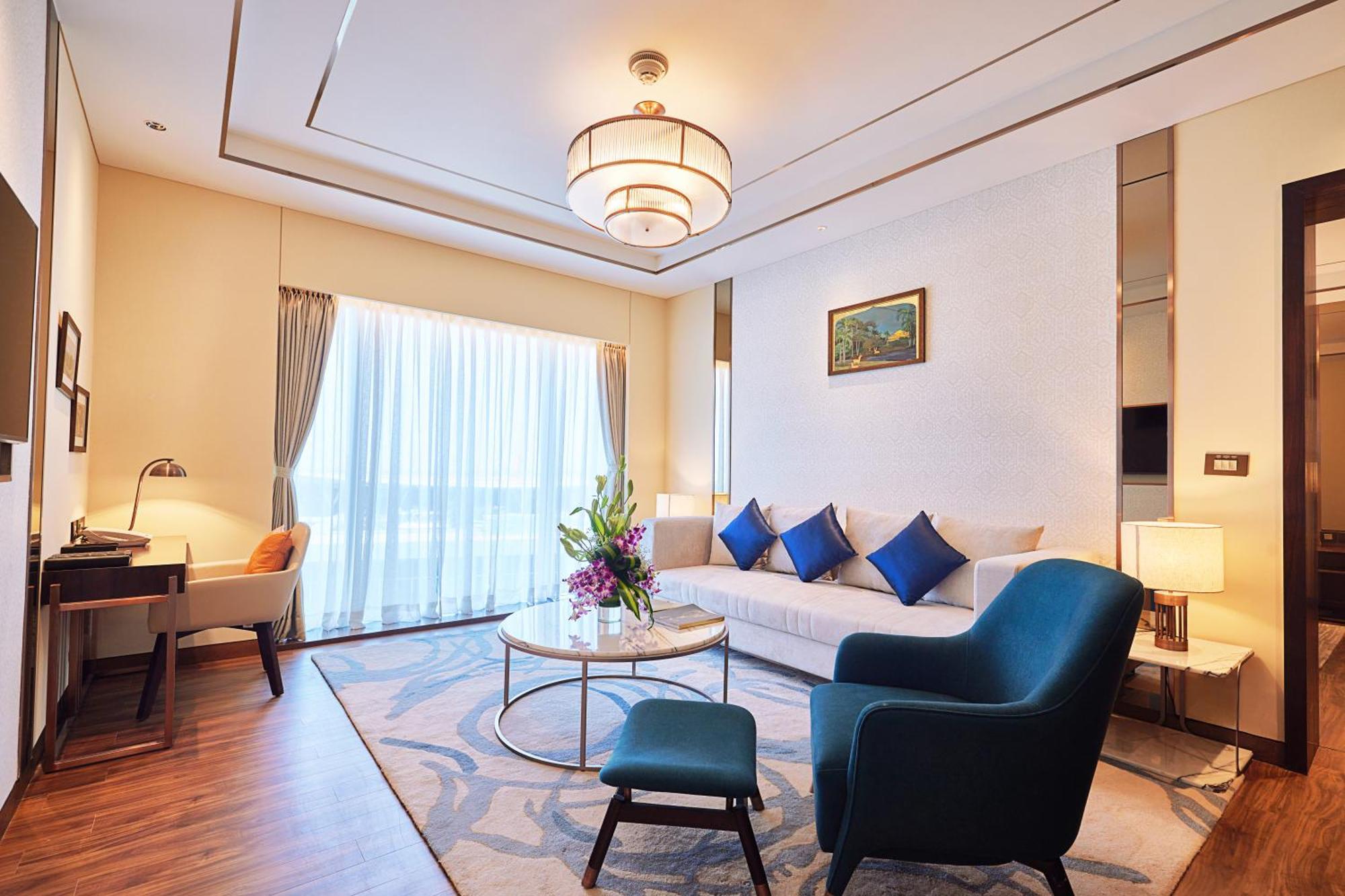 Taj Bangalore Devanahalli Екстериор снимка Living room of a suite at the hotel