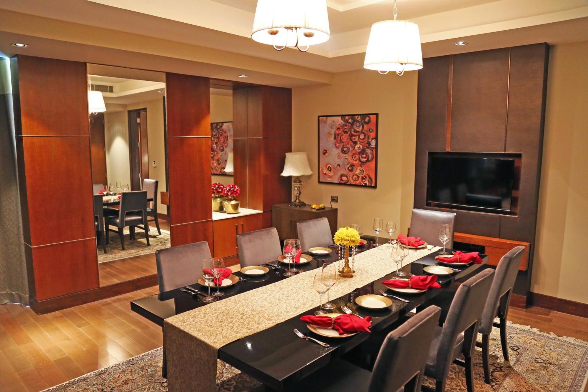 Taj Bangalore Devanahalli Стая снимка A dining room